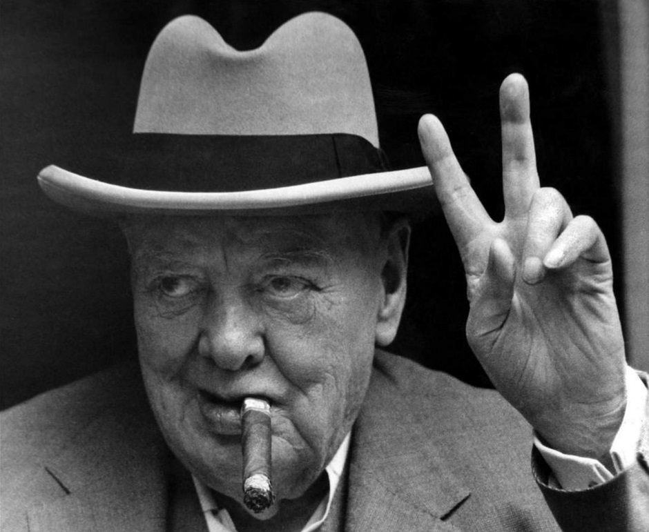 Winston Churchill haciendo la “V” de la victoria.
