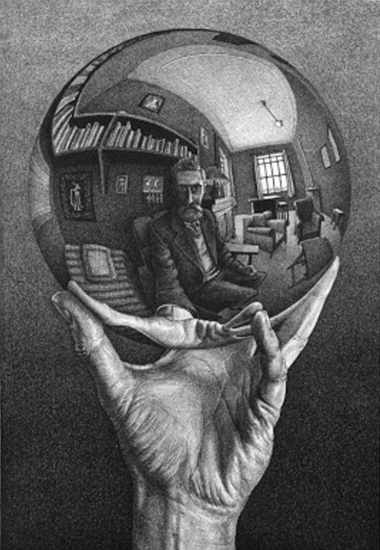 Mano con esfera reflejante.