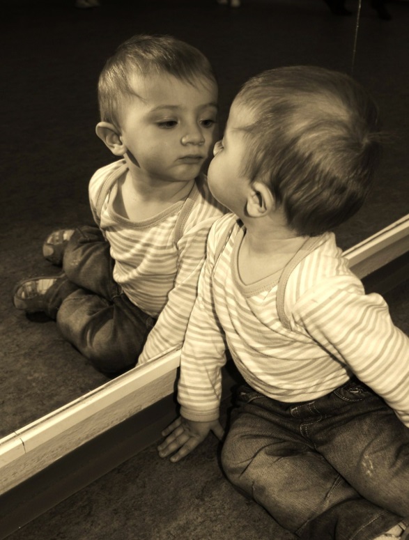 Infante en el espejo.