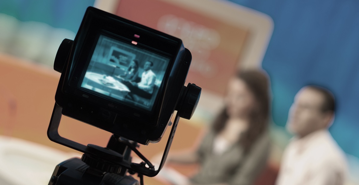 Salir en los medios.