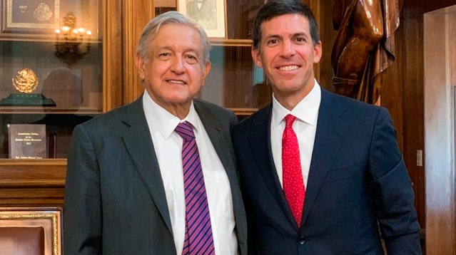 AMLO y John E. Waldron.