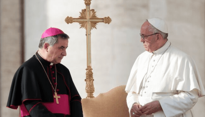 Ángelo Becciu y el Papa Francisco