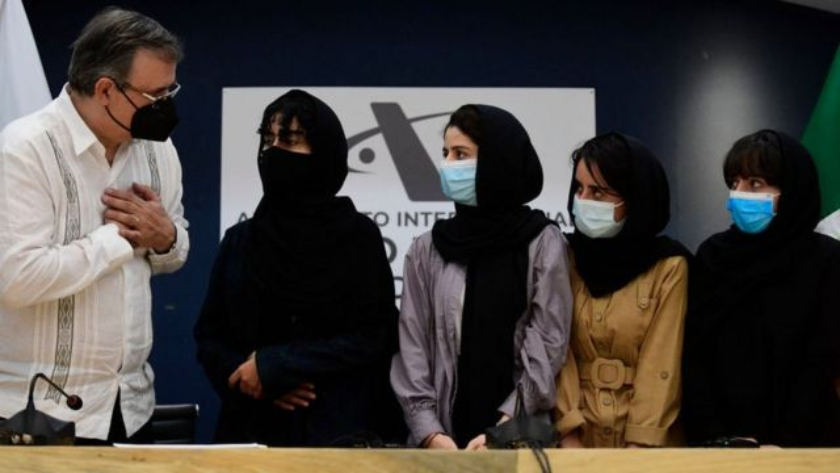 el equipo de robótica de mujeres afganas con marcelo ebrard