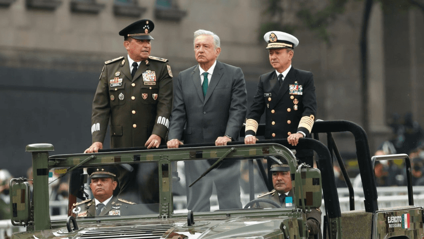 López Obrador en desfile militar 16 de septiembre 2021