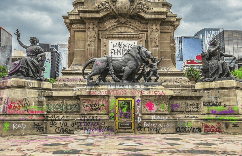 angel de la Independencia tomada por feministas