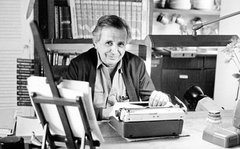 Vicente Leñero con máquina de escribir