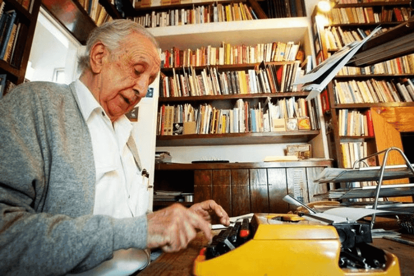 Vicente Leñero con máquina de escribir