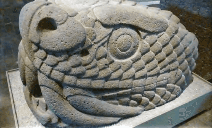 Escultura azteca con forma de cabeza de serpiente de cascabel