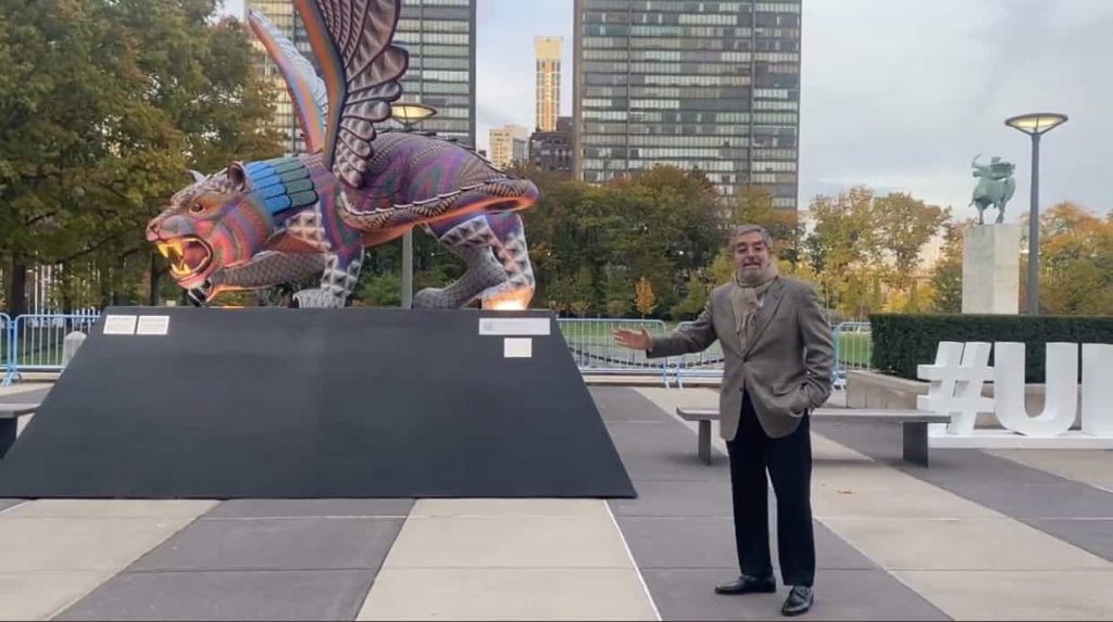Juan Ramón de la Fuente inaugurando el alebrije Zapoteca en la plaza de la ONU