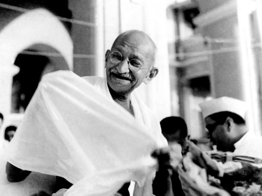 Mahatma Gandhi riendo