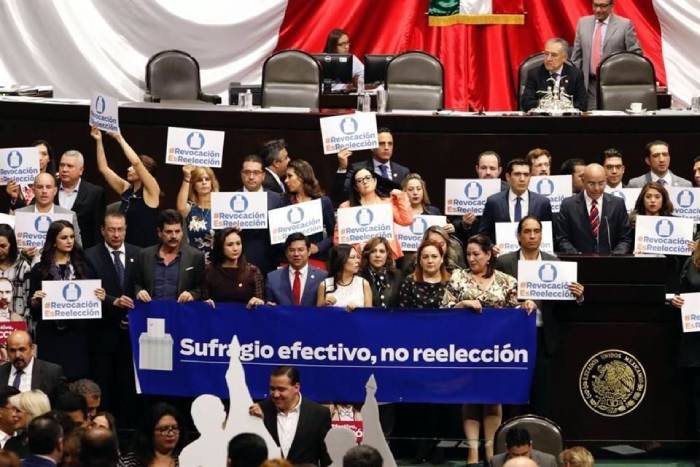 Las Paredes Gritan: La oposición… No encuentra… Aparador…