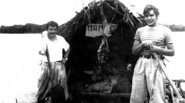 Ernesto Guevara (derecha) con Alberto Granado (izquierda) a bordo de su balsa 